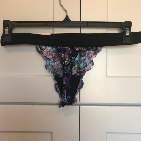 NWT Candie’s Floral Lace Thong Size M - Picture 2 of 3